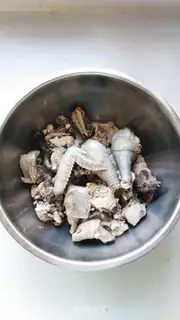 Make Chestnut mushroom chicken soup step 1