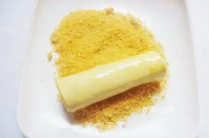Make Toast banana roll step 4