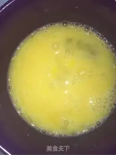 Make Garlic fried eggs step 1
