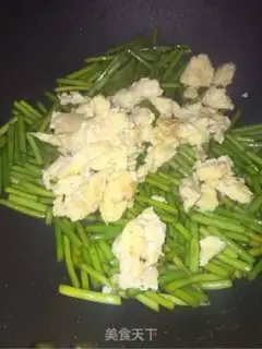 Make Garlic fried eggs step 3