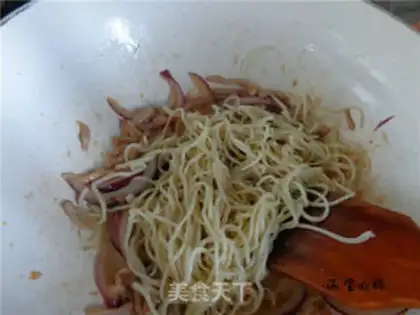 Make Curry onion noodles step 6