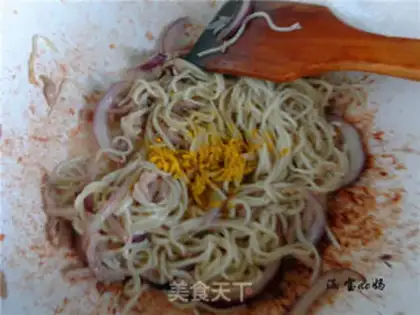 Make Curry onion noodles step 8