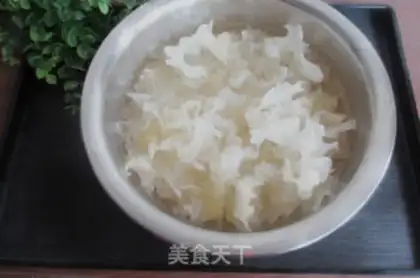Make Spicy red oil, silver ear step 1
