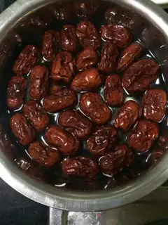 Make Roses have red date cream step 0