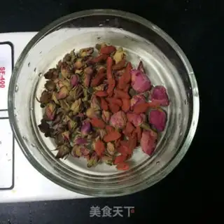 Make Roses have red date cream step 1