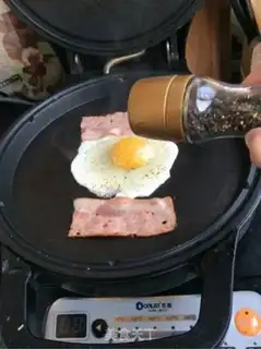 Make Quick bacon fried eggs step 4