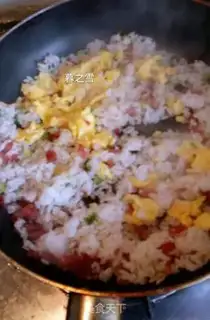 Make Weenie egg fried rice step 5