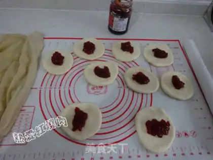 Make Little bear squeezes the jam bag step 7