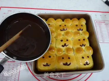 Make Little bear squeezes the jam bag step 13