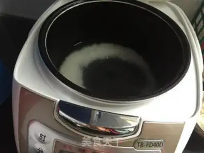 Make Frozen walnut chicken congee step 1