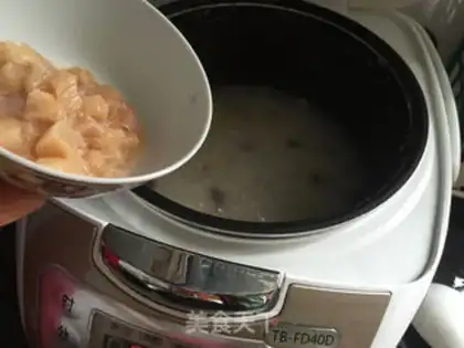 Make Frozen walnut chicken congee step 4