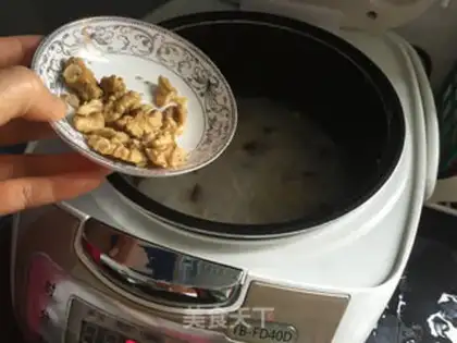Make Frozen walnut chicken congee step 5