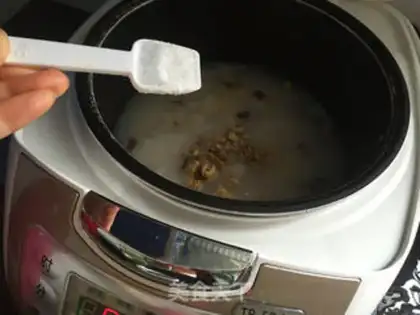 Make Frozen walnut chicken congee step 6