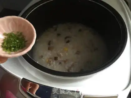 Make Frozen walnut chicken congee step 7