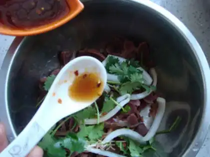 Make Onions mixed with chicken step 4