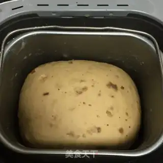 Make Red-tree walnut bread step 2
