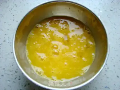 Make Garlic fried eggs step 1