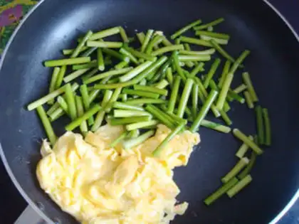 Make Garlic fried eggs step 4