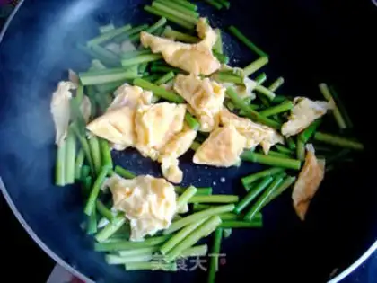 Make Garlic fried eggs step 5