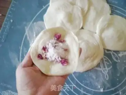 Make Rose pie step 6