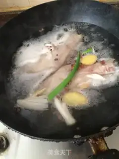 Make Snow Bean Mountain medicine hoof soup step 1
