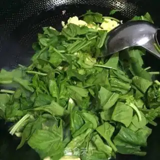 Make Spinach fried eggs step 3