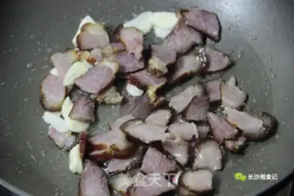 Make Rhodish and gravy step 1