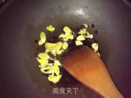Make The fragrance of the sauce step 2