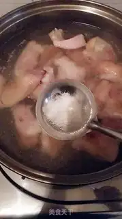 Make Pig hoof radish soup step 1