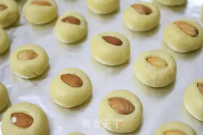 Make Almond cookies step 4