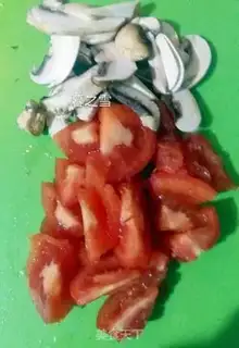 Make Tomato mushroom eggflower soup step 0