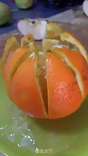 Make Flower-shaped fruit platter step 1
