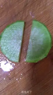 Make Goldfish fruit platter step 1