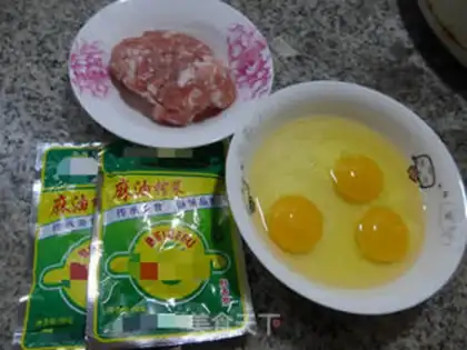 Make Squeeze meat and fried eggs step 0