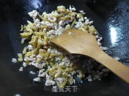 Make Squeeze meat and fried eggs step 4