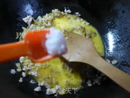 Make Squeeze meat and fried eggs step 5