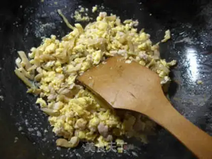 Make Squeeze meat and fried eggs step 6
