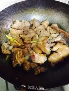 Make Spicy red burning pigs
