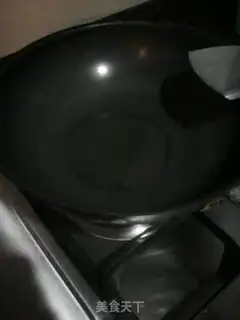 Make Tomato fried eggs step 1