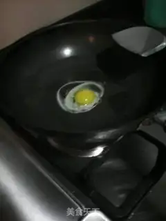 Make Tomato fried eggs step 2