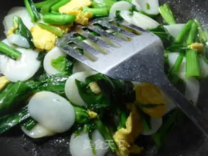 Make Eggs and greasy pastries step 11