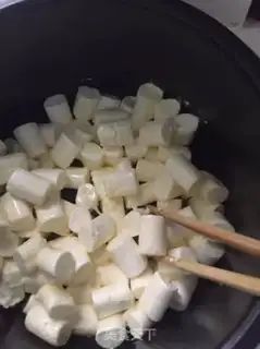 Make Cow Rolling Sugar step 2