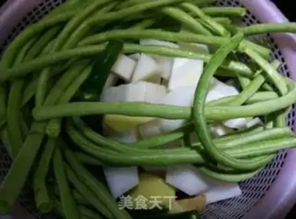 Make Sichuan sour pickles step 1