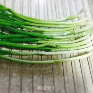 Make Hands on the onions step 0