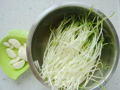Make Garlic sprouts step 0