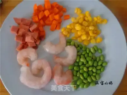 Make Yangzhou fried rice step 1