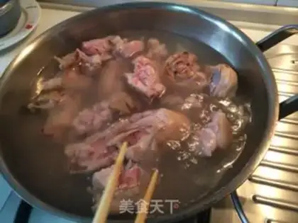 Make Saltless soy-dry pig feet step 1
