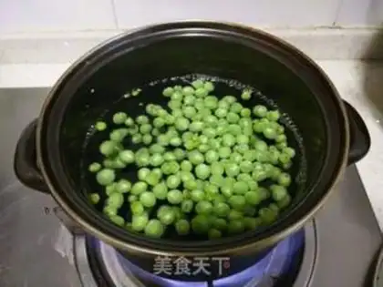 Make Eggs and green beans step 1