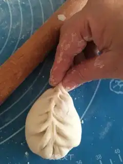 Make Little onion meat buns step 12