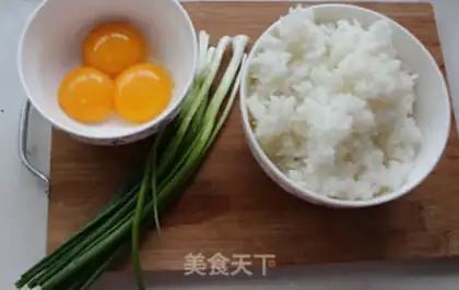 Make Onions of golden egg fried rice step 0